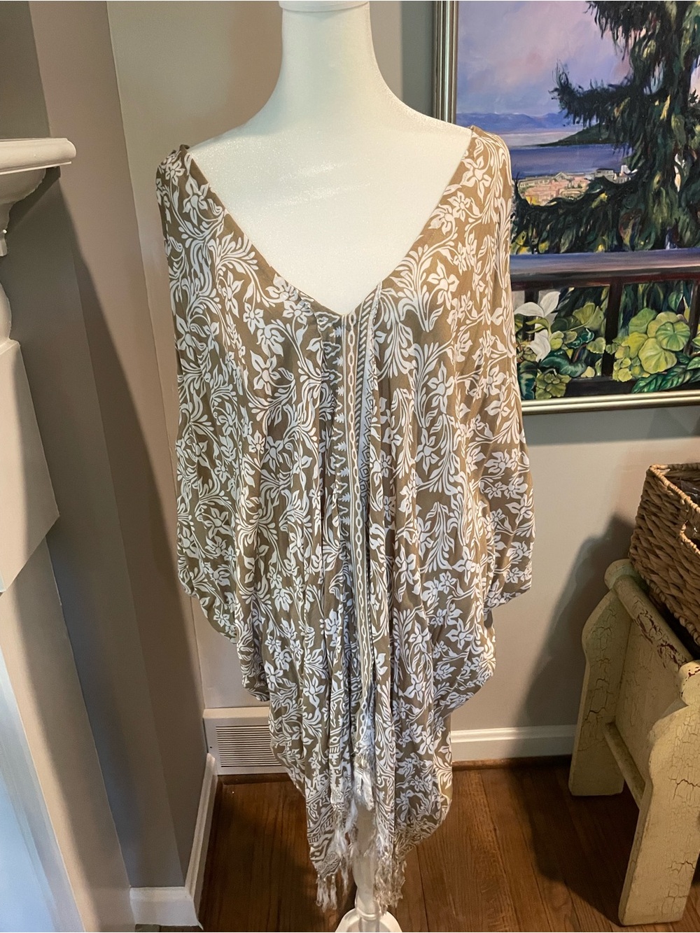 Awesome Women's Beige & White Floral V-Neck Boho Top/Swim Cover Up